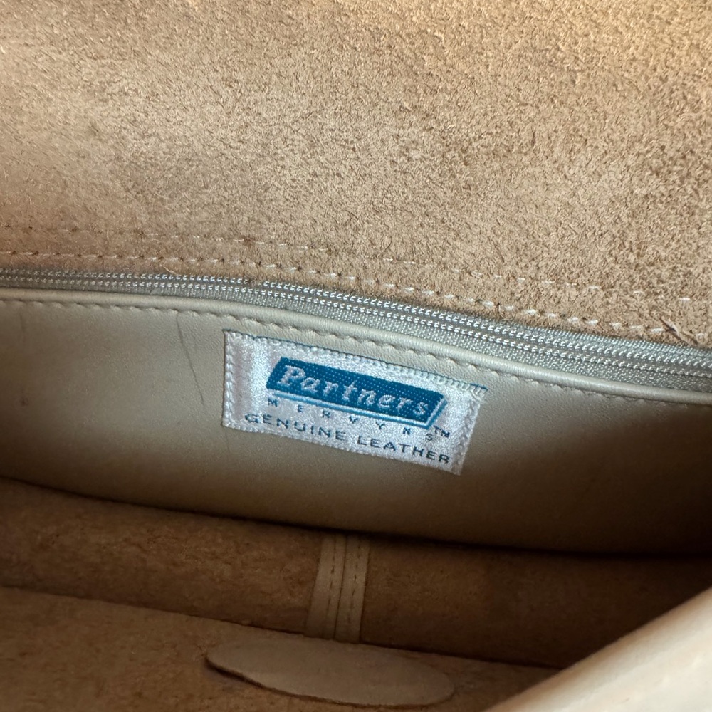 🤍 VINTAGE PARTNERS BY MERVYNS OFF WHITE LEATHER. CROSSBODY BAG! - Picture 10 of 11